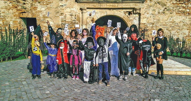 Copiii au sărbătorit Halloweenul la Castelul din Medieșu Aurit
