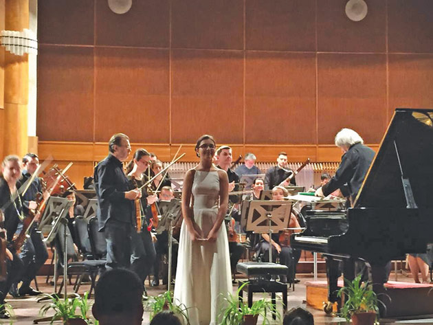 Micuţa pianistă care bate la porţile consacrării