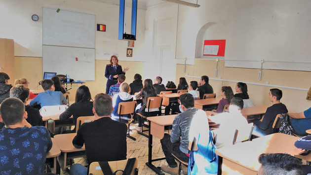 Polițiștii sătmăreni continuă campaniile de informare și prevenire în licee