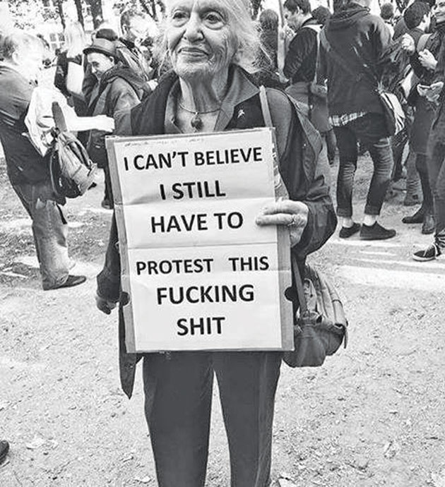 Fotografia unei femei ce protestează împotriva interzicerii avortului, virală: Din nou să protestez?