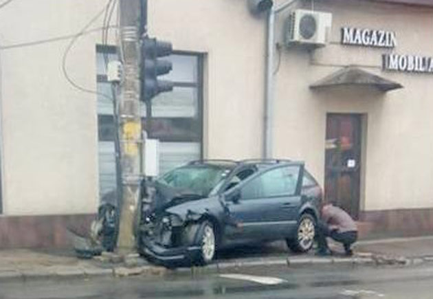 A intrat într-un stâlp de la Burdea