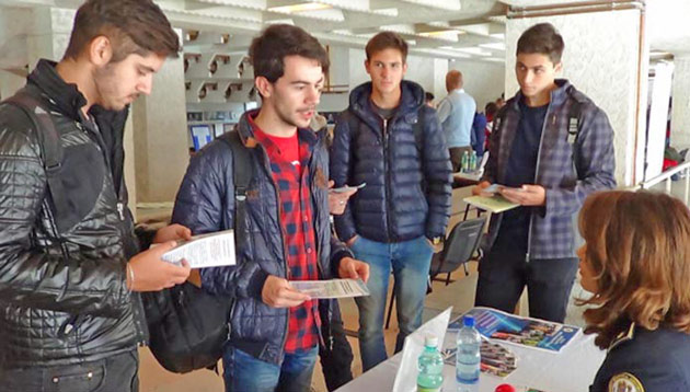 Sală arhiplină la Bursa locurilor de muncă pentru absolvenți