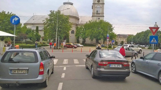 Se poate vira la stânga de pe strada Horea