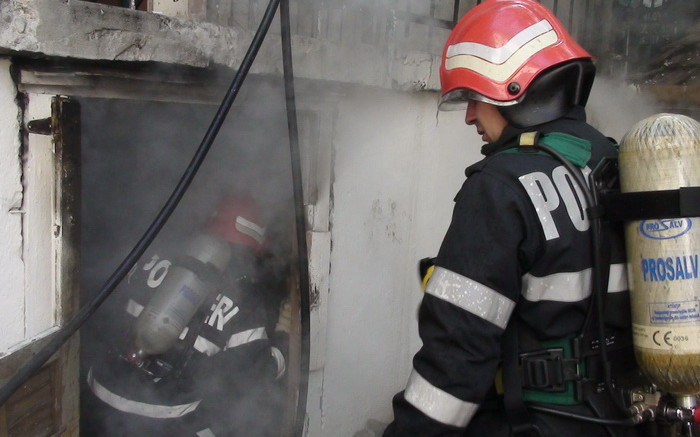 Incendiu violent la un magazin în județ