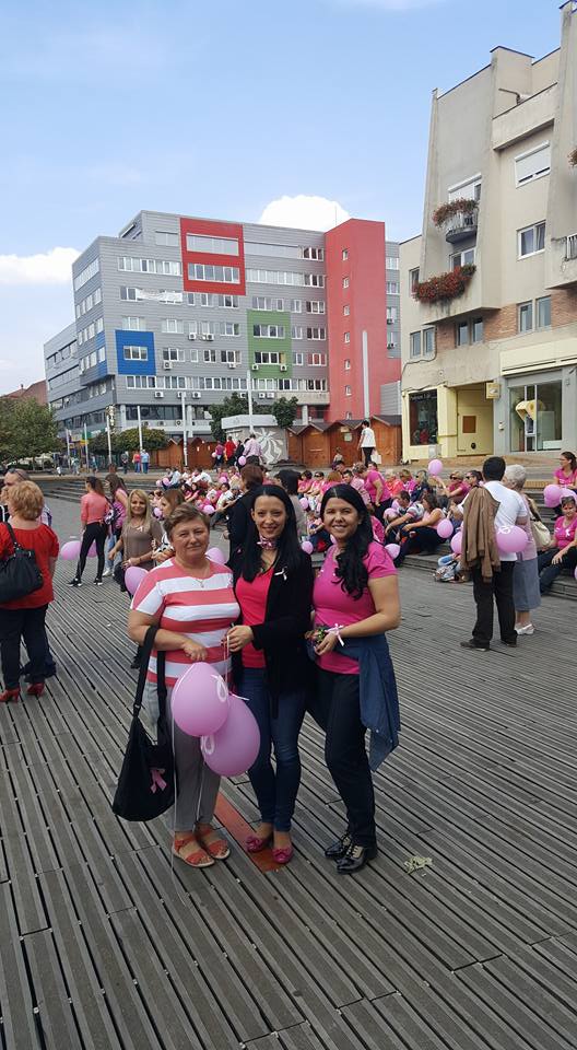 Sute de participanți la marșul împotriva cancerului la sân