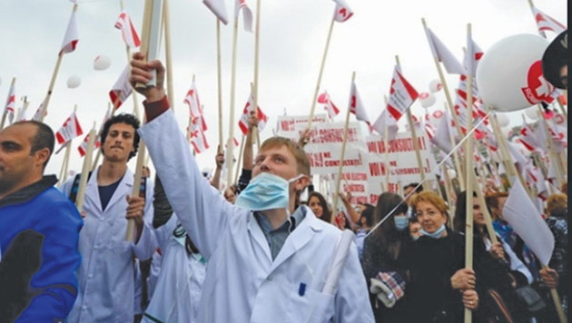 Cadrele medicale nu renunţă la proteste