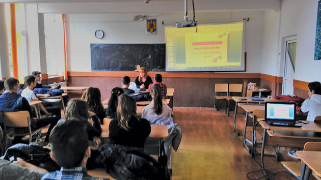 Poliţiştii desfăşoară acţiuni de prevenire a violenţei sexuale în şcoli