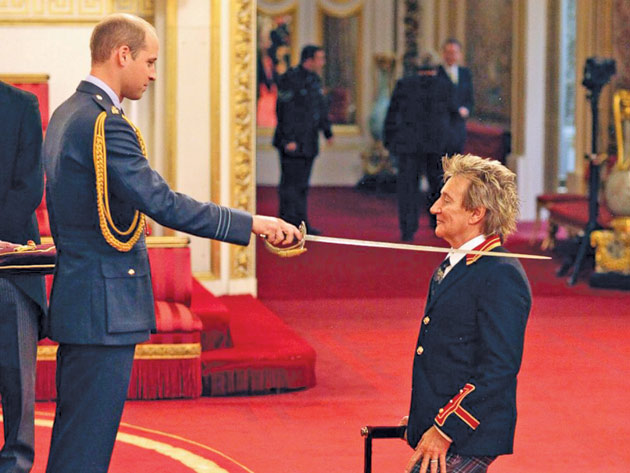 Muzicianul Rod Stewart a primit titlul de cavaler, într-o ceremonie la Palatul Buckingham