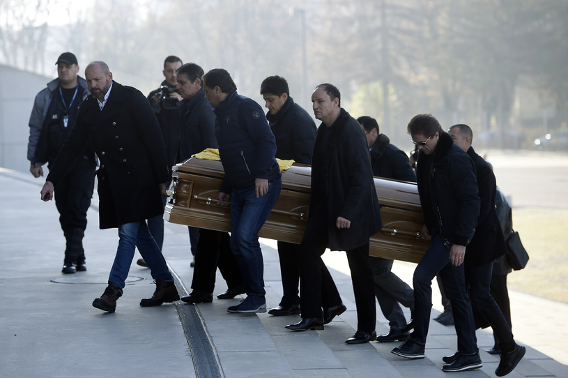 Bogdan Stelea, Marius Lacatus, Basarab Panduru, Miodrag Belodedici si Gheorghe Popescu poarta sicriul cu corpul neuinsufletit al internationalului roman, Daniel Prodan, vineri 18 Noiembrie 2016, la Arena Nationala din Bucuresti. Fotbalistul Daniel "Didi" Prodan, component de-a lungul carierei, al formatiilor Steaua, Atletico madrid si Glasgow Rangers, precum si al selectionatei nationale, a decedat, miercuri seara, in urma unui infarct. ALEXANDRU DOBRE/MEDIAFAX FOTO