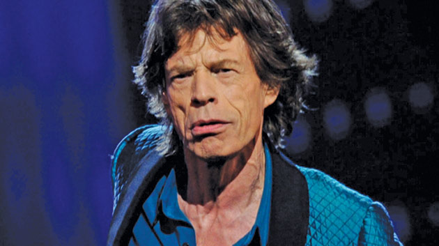 Rockerul Mick Jagger s-a apucat de yoga anti-gravitaţională 