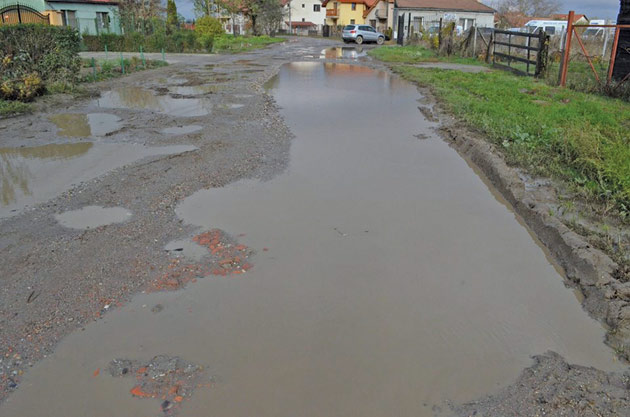 Străzile de pământ din Satu Mare, transformate în mocirlă