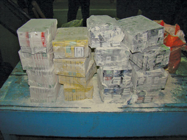Țigări de contrabandă ascunse în baxuri cu făină