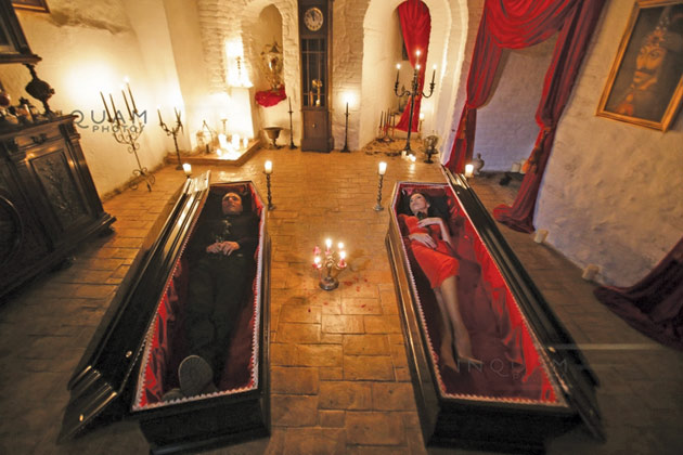 Doi fraţi şi-au petrecut noaptea de Halloween în Castelul lui Dracula din Bran: Au dormit în sicrie