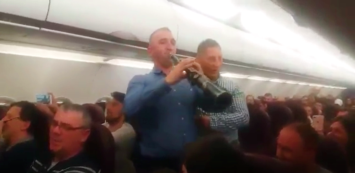 Sătmărenii au făcut spectacol în avion (VIDEO)