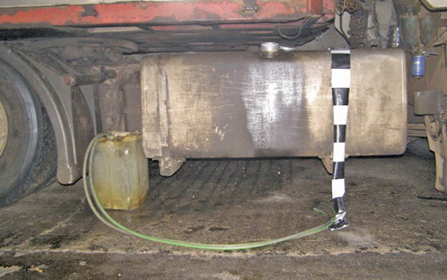 Hoți prinşi  de jandarmi  la furat de motorină