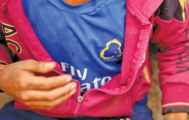 Un puşti irakian, forţat de membrii ISIS să-şi taie sigla clubului Real Madrid de pe tricou