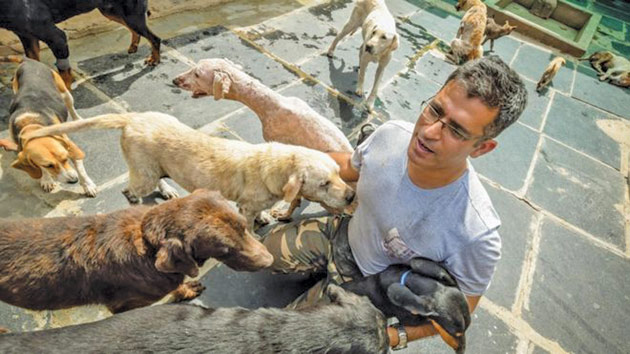 Un bărbat din India a creat un “rai’’ pentru 735 de câini abandonați și fără stăpân