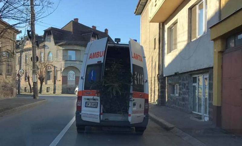 Sancțiune pentru vinovatul transportului bradului cu ambulanța