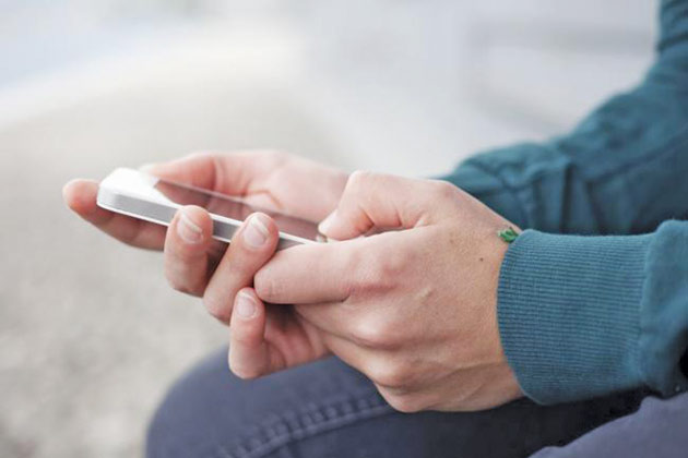 Un american a cheltuit 1 milion de dolari, bani furați, jucând Game of War pe telefonul mobil