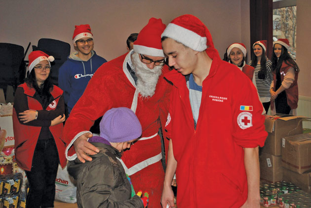 Moş Crăciun a ajuns şi la Crucea Roşie