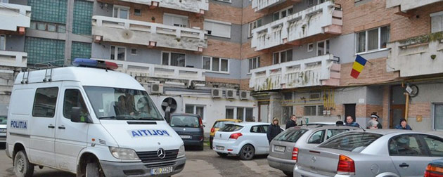 Bărbat găsit mort în casă