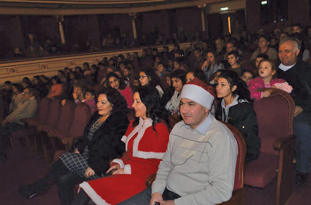 Moșul a venit și la copiii nevoiași, le-a adus daruri și le-a spus o Poveste de Crăciun