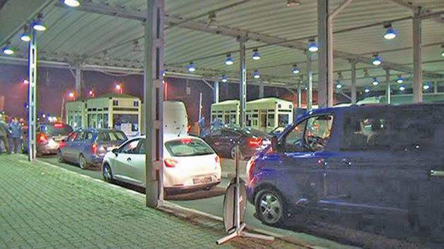 PANDEMIE. NEBUNIE în VĂMILE sătmărene. Peste zece persoane, băgate în CARANTINĂ