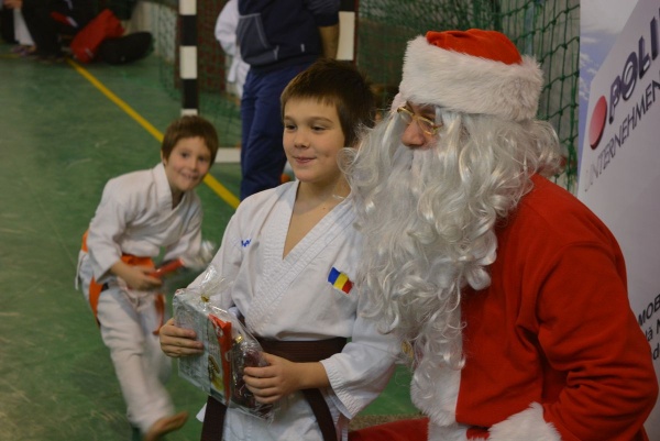 Moș Crăciun a venit la micii karatiști de la Cupa Polipol