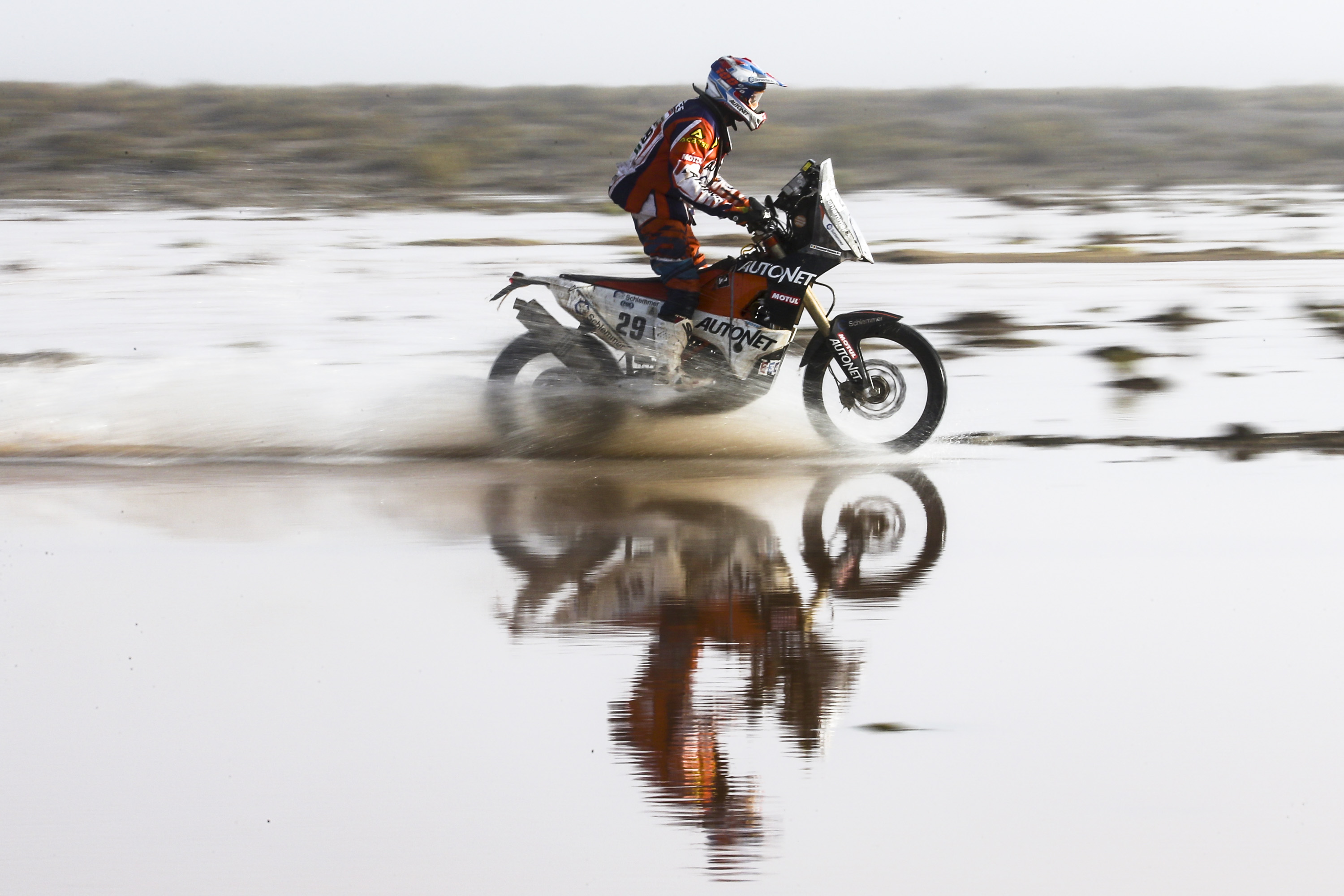 Mani recuperează poziţie după poziţie în Dakar 2017