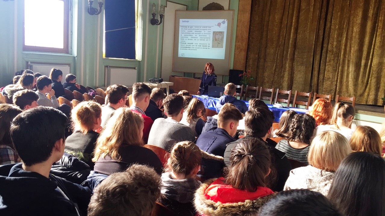 Elevii colegiului Mihai Eminescu implicaţi în campania „Iubeşte inteligent!”