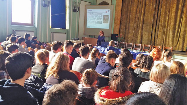 Elevii colegiului Mihai Eminescu implicaţi în Campania „Iubeşte inteligent!”