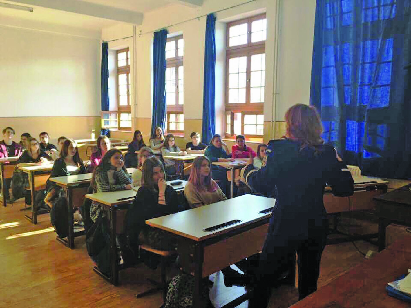 Poliţiştii îi susţin pe elevii Colegiului Mihai Eminescu într-un proiect antialcool