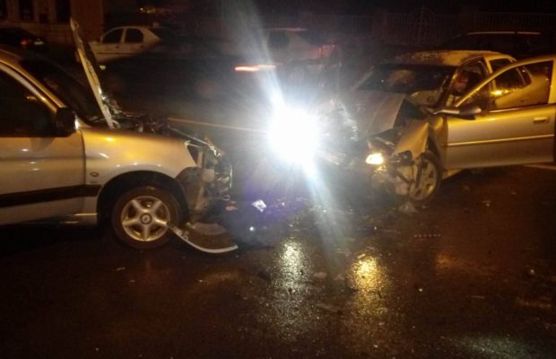 Grav accident în Negrești Oaș. Două mașini s-au ciocnit frontal