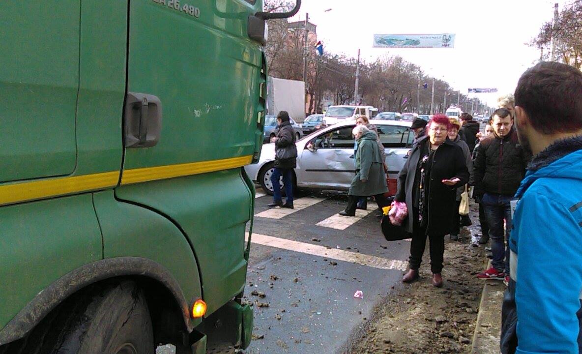 Accident pe Drumul Careiului în care au fost implicate o maşină mică şi un camion