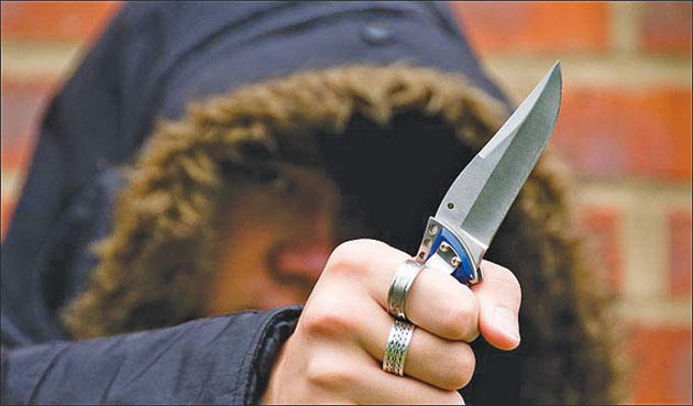 Un bărbat a atacat cu cuțitul vânzătoarele unui magazin