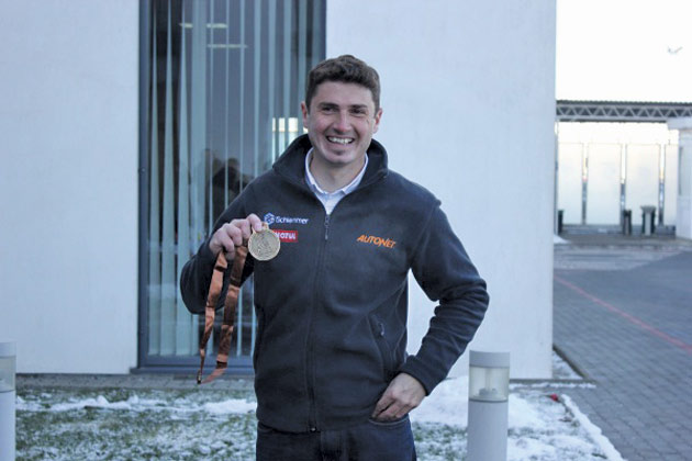 Mani, pe trei  în Ungaria