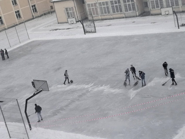 Patinoar în curtea școlii