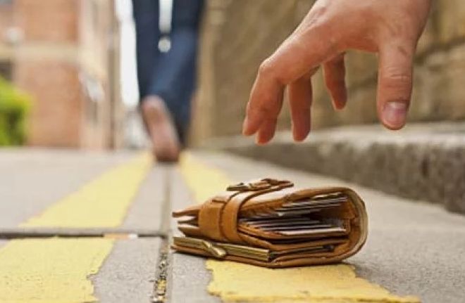 Ce faci dacă găseşti un portofel cu bani? Suni la 112