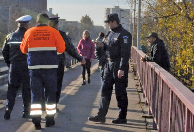 A amenințat din  nou că se aruncă  în Someș