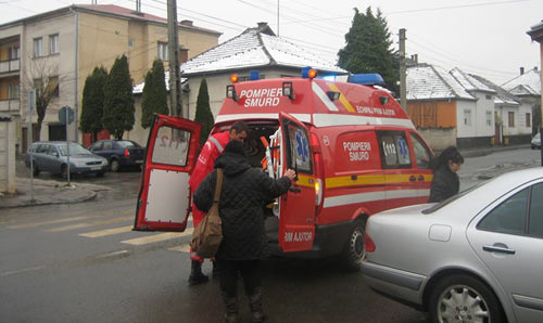 Bărbat, acroșat de un autobuz. A fost transportat de urgență