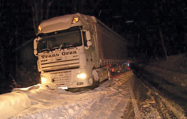 Peste 10 TIR-uri au fost blocate la Huta Certeze din cauza viscolului