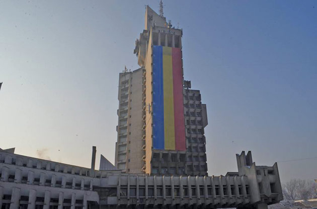 Tricolorul României, din nou pe Palatul Administrativ