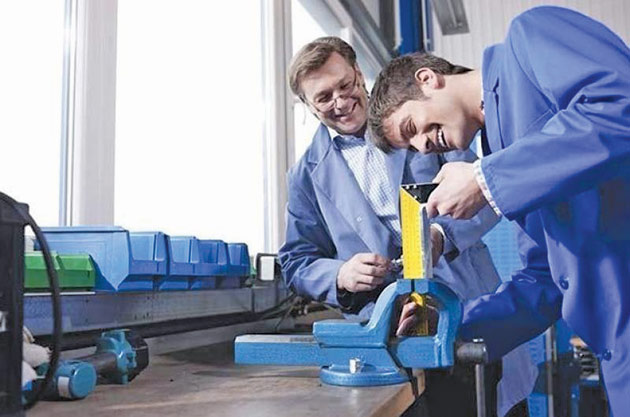 Tinerii pot încheia un contract de ucenicie la locul de muncă