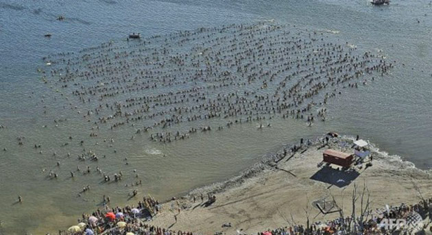 Argentina: aproape 2.000 de persoane au plutit simultan pe un lac sărat stabilind un record mondial