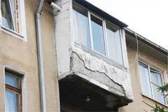 Cade-tencuiala-de-pe-bloc