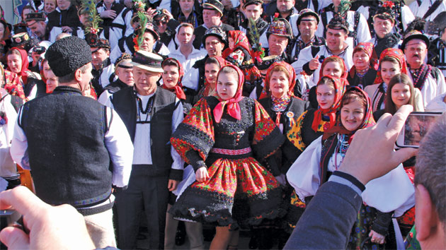 DANŢUL DE „LĂSARE”...