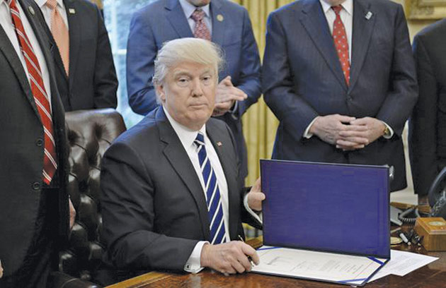 Un istoric de renume îi prezice demisia lui Trump în următoarele săptămâni