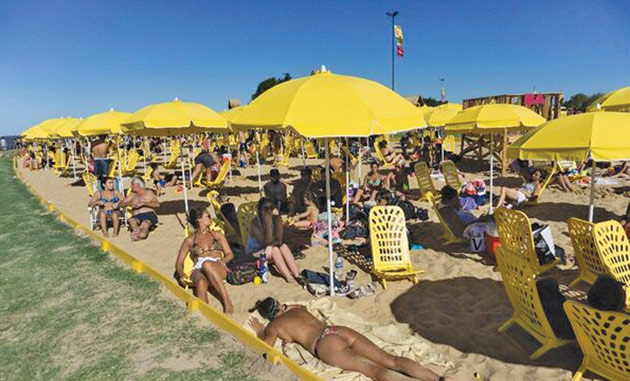 Amplă controversă în Argentina după evacuarea de pe o plajă a trei femei care se bronzau topless