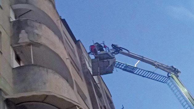 Cade tencuiala de pe blocuri și pune în pericol pietonii