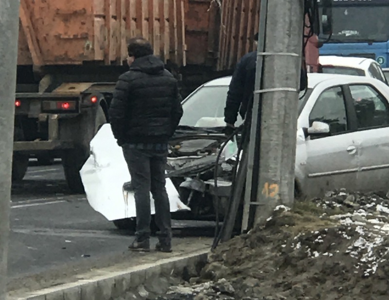 Un Logan s-a izbit de un Tir la Satu Mare